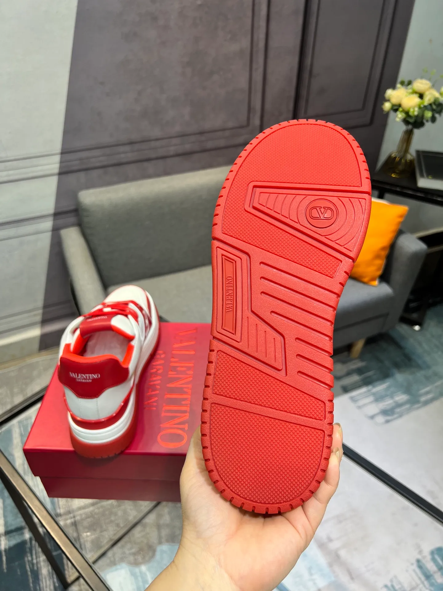 Men's Men's Shoes 💰660 Valentino 2023 early autumn new star shoes are now online! Wang Hedi and Ren Jialun have been worn by many celebrities. Who can refuse the same couple shoes as Wang Hedi! The design of Stars Stab My Heart is cool and spicy. The material of the shoes is cowhide, and every color is beautiful! Size 35-40, men’s size 39-44 (women’s 41, men’s 38, 45🉑️customized)